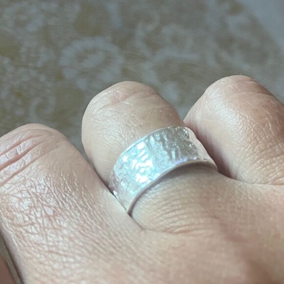 The Texture Band Ring in silver - Picture 8 of 9